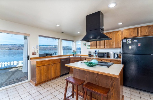 Waterfront Home on Lake Chelan, Pet Friendly!