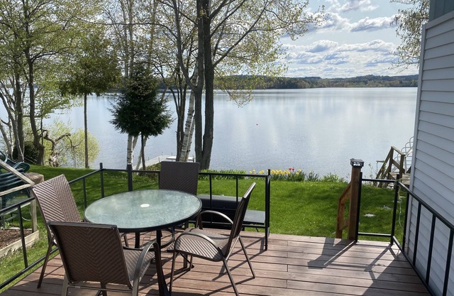 Location au bord de l'eau sur les rives du magnifique lac Memphrémagog, Newport, VT.