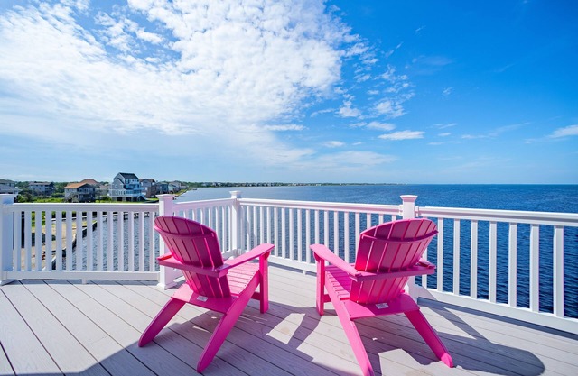 Waterfront home w/ private dock, hot tub, charcoal grill, A/C, multiple decks
