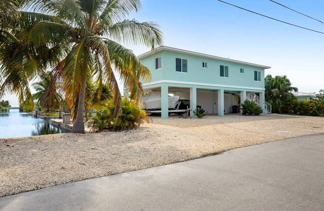 Waterfront home with boat dock, 2 kayaks, 2 bikes, AC & W/D - dog-friendly