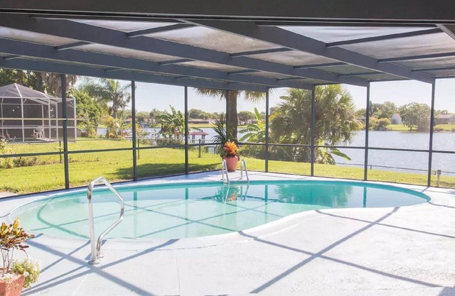 Maison au bord de l'eau avec piscine