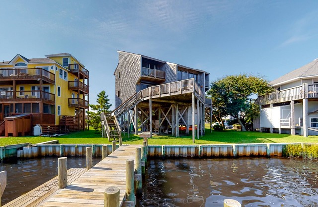 Waterfront home with amazing sunrise/set views, kayaks, SUPs, dock & pool access