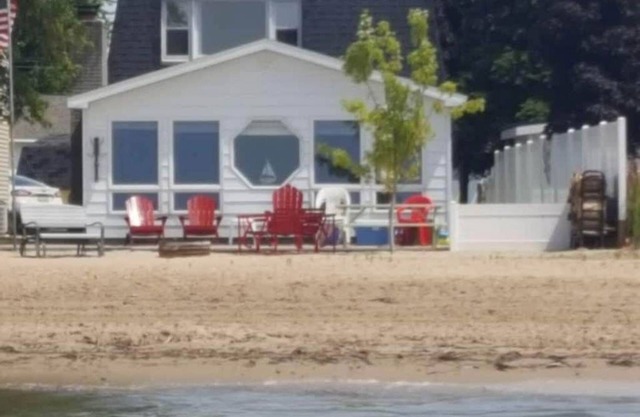 MAISON EN BORD DE MER AVEC BELLE PLAGE DE SABLE, SITUÉE EN VILLE