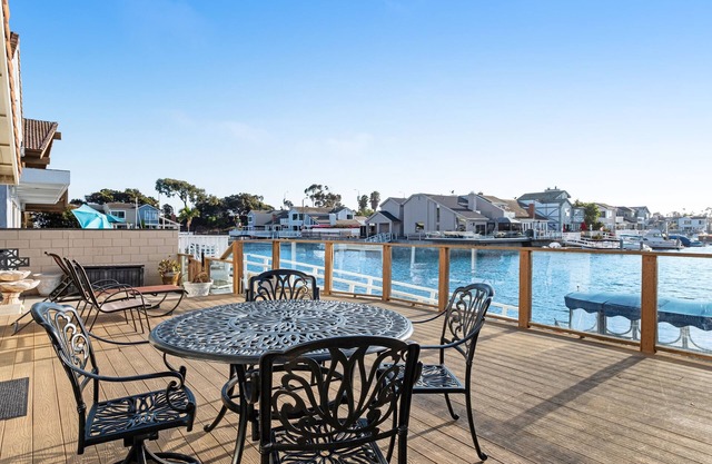 Maison au bord de l'eau avec grande terrasse ensoleillée, vue sur le port et à proximité des sites