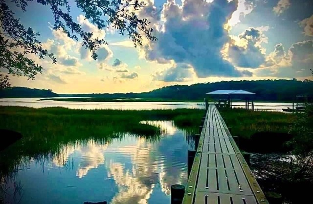 Bord de l'eau à domicile avec quai près de Charleston, S. C.