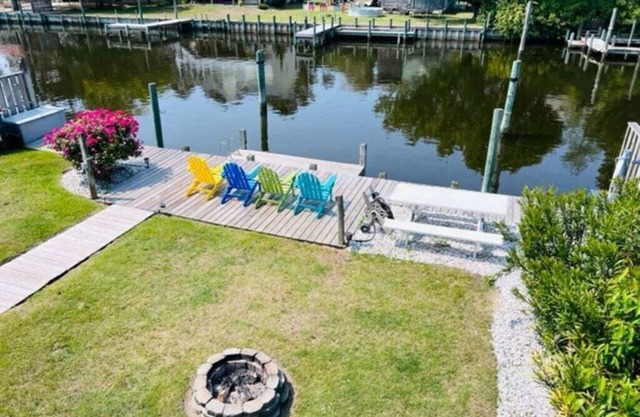 Waterfront! Amazing Amenities! Game Room, Hot Tub, Comm Pool, Kayaks, Dogs OK!