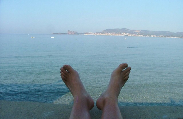 Maison pieds dans l 'eau dans le prolongement de la plage des Lecques .