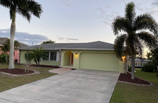 Waterfront house, boat dock, pool, walking distance to Port Charlotte Beach
