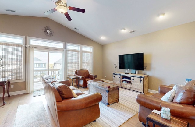 Waterfront house near golf with beach access, pool, balcony & sports courts
