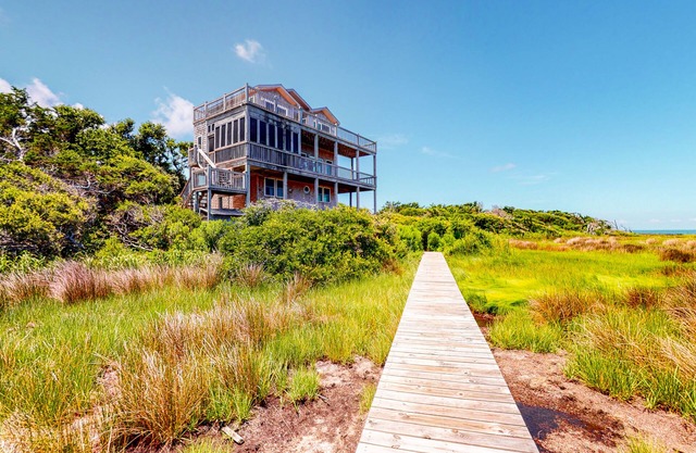 Waterfront House w/ Sound View, Shared Pool, Private W/D, Private Hot Tub