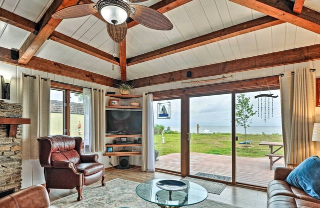 Waterfront House w/ Rowboat, Kayaks & Fishing!