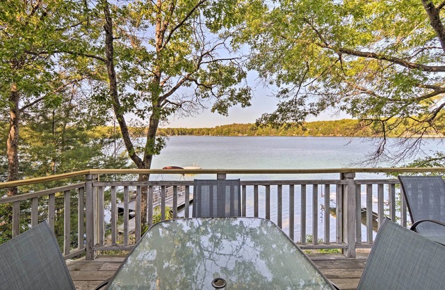 Waterfront House w / Dock & Deck sur le lac Little Bear