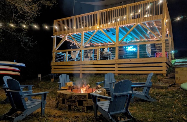 Tucked Away 2-bedroom house Lakeside w/ Kayaks and Firepit in Lexington, NC