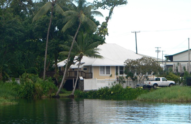 Bord de l'eau dans le coeur de Hilo, 1 bloc pour les hôtels. Construit sur étang w / fish & tortues.