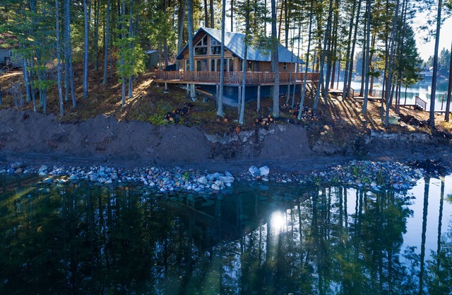 Cabine Waterfront Island avec ponton près de Bigfork