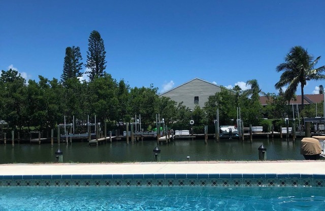 Waterfront Island Home avec quai, piscine et proche de la plage!