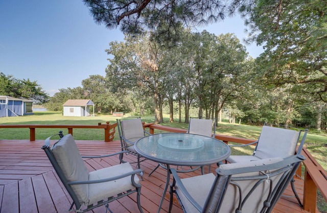 Lakefront Keystone Lake Gem: Kayaks, Deck & Grill