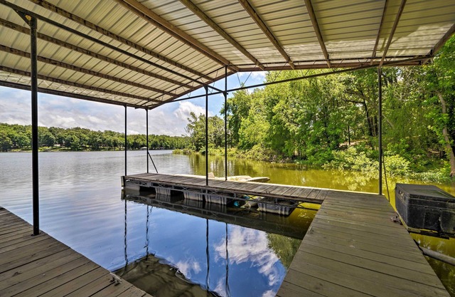 NOUVEAU! Bord de l'eau Lake Barkley Home w / Deck + Grill!