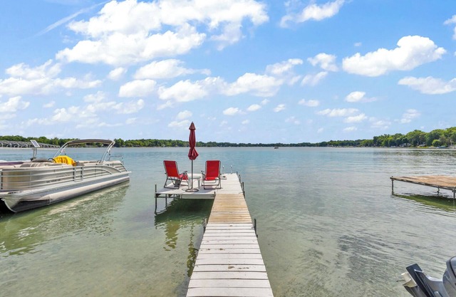 Waterfront lake cottage on gorgeous Clark Lake in Jackson! 4 bedrooms, sleeps 10