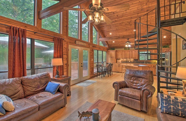 Waterfront Lake Dardanelle Accueil w / Dock & Fire Pit