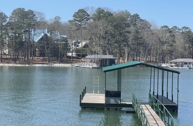 Waterfront Lake Hartwell High-End RENOVATED Cottage - 3/1 w/ amazing DEEP WATER