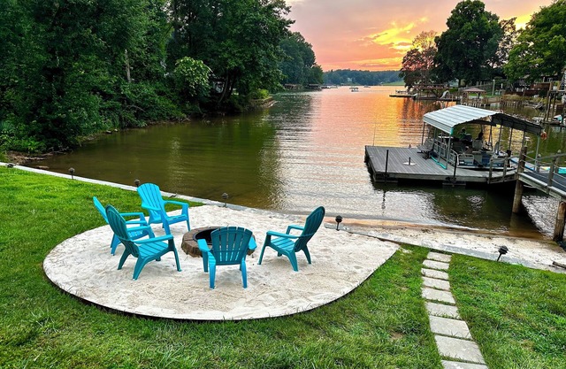 Waterfront Lake Hickory Cottage with Sandy Beach and Screen Porch.