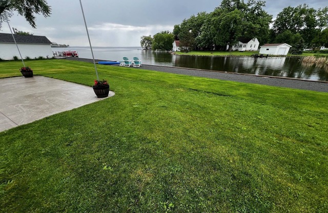 Waterfront Lake House, Kayaks and Large Yard