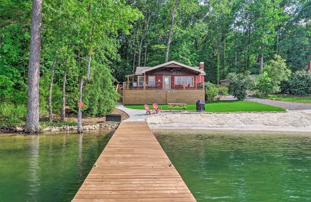 NOUVEAU! Waterfront Lake Martin Accueil w / Grill & Beach!