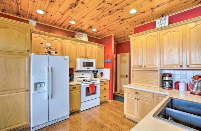 Waterfront Lake Mitchell Cottage w/Sunset Views