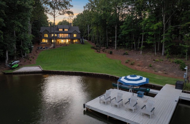 Waterfront Lake Oconee House w/ Workstations & Hot Tub – 7 Bedrooms, Sleeps 14
