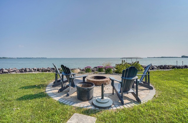 Waterfront Lake Poinsett Retreat w/ Fire Pit!