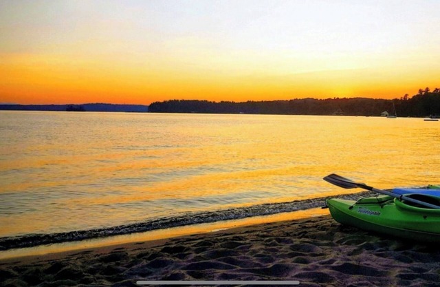 Waterfront Lake Winnipesaukee cottages sur une plage de sable privée peut accueillir 12 W / quai