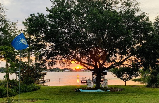 Waterfront Lakehouse, Private Dock, Tiki Bar, Kid Jungle Gym, Near Legoland | Lake Idylwild Delight