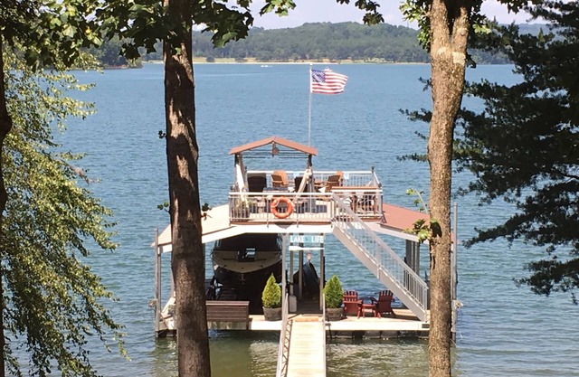 Fantastique extrémité sud du lac Lanier avec une vue imprenable sur le lac depuis chaque chambre!