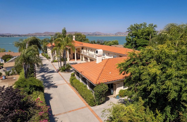 Waterfront Lakeside Mansion Great for Large Families, Retreat, and Events