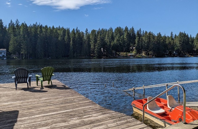 Accueil front de mer sur un lac tranquille