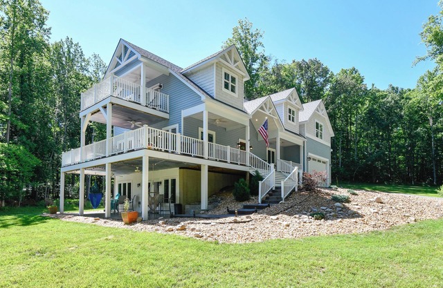 Vivant au bord de l'eau sur le côté privé du domaine du lac Anna de plus de 3 acres! Nouvelle maison!