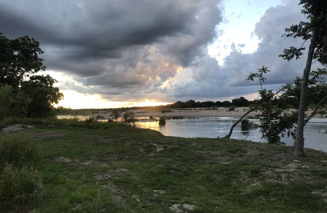 Waterfront Llano River Cabin w / Huge Deck