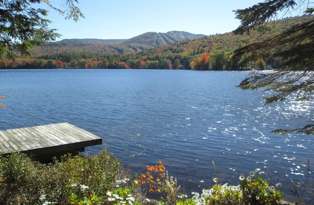 Cabane en rondins au bord du lac avec Mt. Vues Sunapee