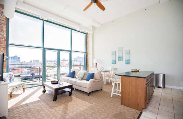 Waterfront Luxury Condo - Deux nuits Min. 4 personnes avec Cedar Point View !!