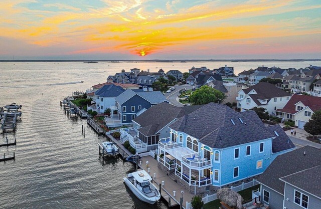 Waterfront Luxury House-North Ocean City- Spacious 6-BR access to pool & fitness
