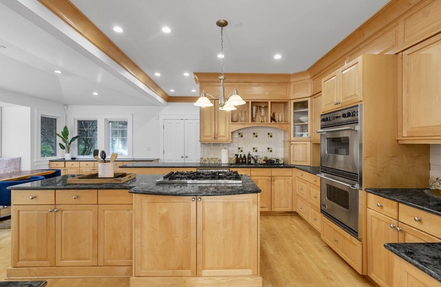 Maison de luxe au bord de l'eau sur un immense terrain / Downtown Bellevue (prix négociable)
