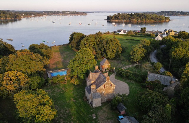 Manoir les pieds dans l’eau et piscine chauffée