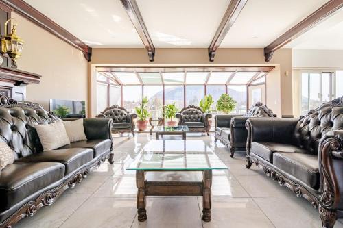 Waterfront Mansion with River & Mountain View, 40 Minutes from Montreal