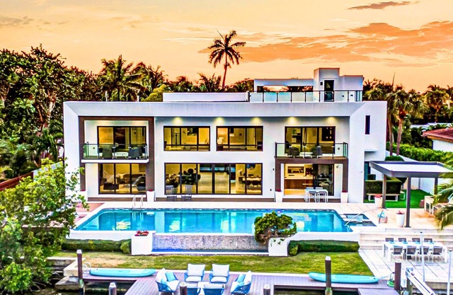 Waterfront Masterpiece Villa / Grand Heated Pool / Seabreeze Key