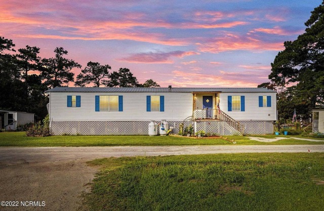 Waterfront mobile home with AC in quite Merritt NC!