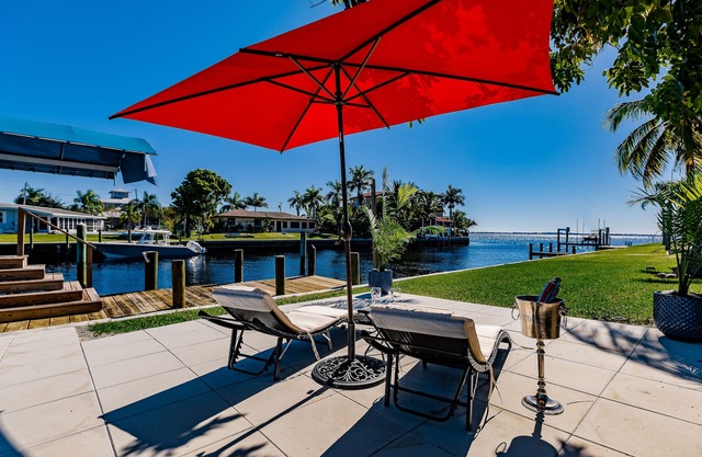 WATERFRONT MODERN 4/2 FLORIDA HOME POOL BOAT DOCK AND LIFT DIRECT GULF ACCESS