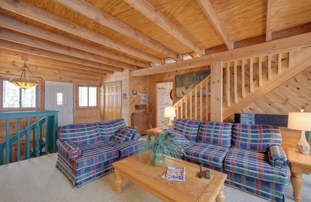 Waterfront Nelson Lake Cabin w/ Boat Dock!
