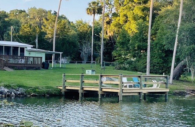 Lakefront maison pittoresque récemment rénové, dormir six avec deux salles de bain complètes!