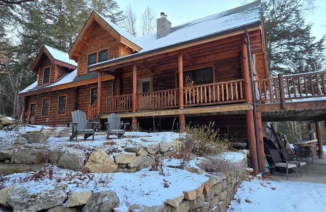 Maison en bois rond 4 saisons spacieuse près du bord de l'eau